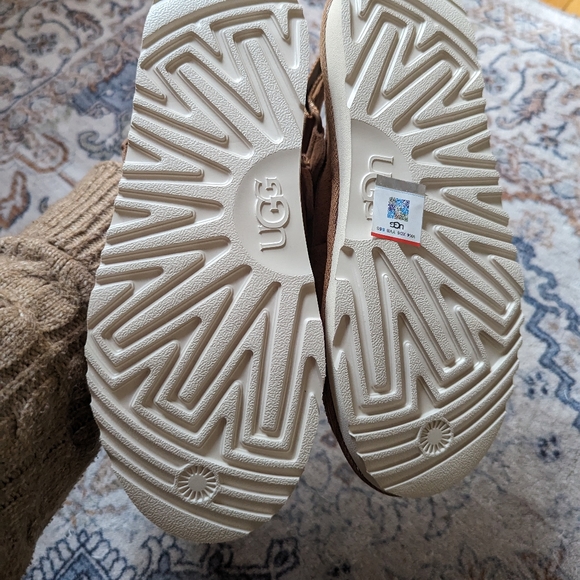 Goldenstar Ugg Clogs - Picture 5 of 7